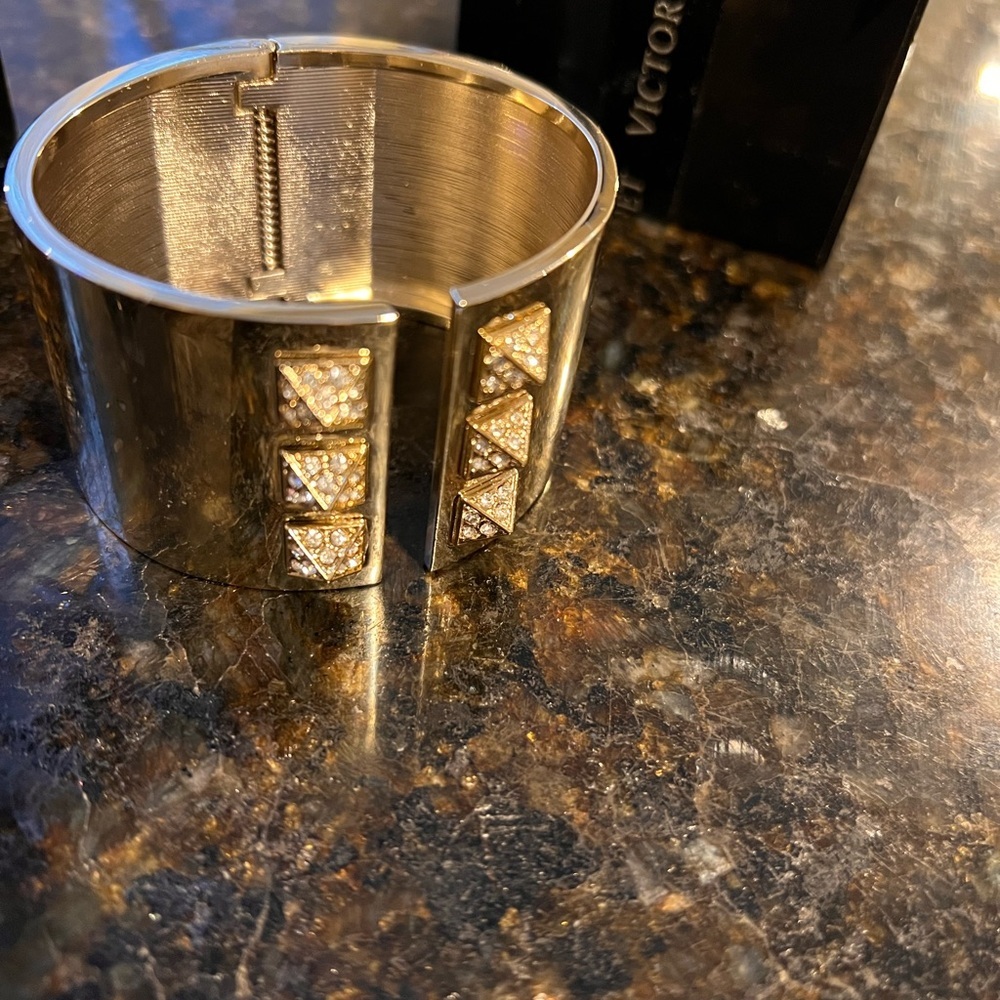 Victoria’s Secret Gold Crystal Studded Cuff NIB Gift Box Statement Bracelet​ - Picture 12 of 14